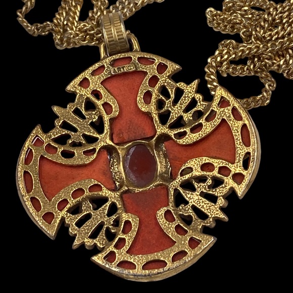 Signed ART ( Art-Mode) Maltese Cross Cameo Heraldic Cameo Necklace - Picture 4 of 4